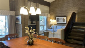 3 BR Alpine Loft in Ski Lodge - 5 min bus to Vail